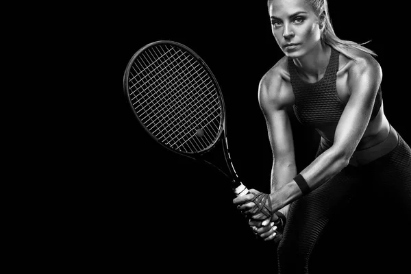 Schöne blonde Sportlerin mit Tennisschläger im roten Kostüm — Stockfoto