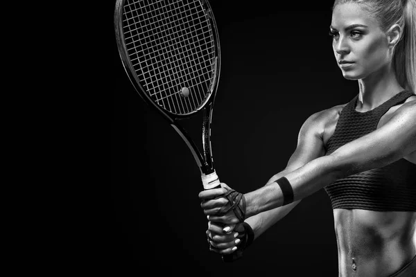 Schöne blonde Sportlerin mit Tennisschläger im roten Kostüm — Stockfoto