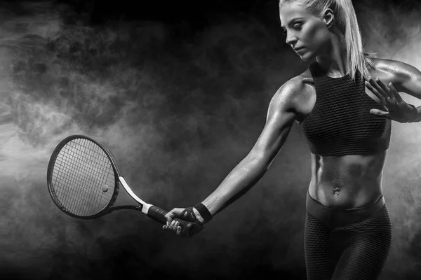 Belle femme sportive blonde joueuse de tennis avec raquette en costume rouge — Photo