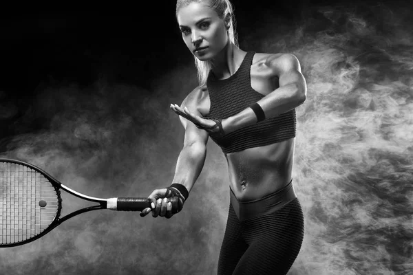 Bonito jogador de tênis mulher esporte loira com raquete em traje vermelho — Fotografia de Stock