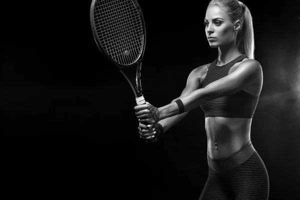 Hermosa mujer deportiva rubia tenista con raqueta en traje rojo —  Fotos de Stock