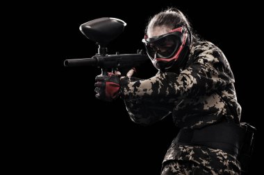 Siyah arka plan üzerine izole ağır silahlı maskeli asker. Paintball ve lasertag spor oyunları.