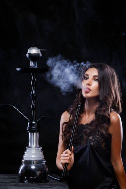 Genç, güzel kadın gece kulübü veya barda bir nargile ya da nargile duman. Sigara zevk. Seksi duman.