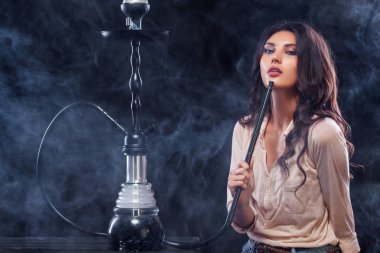 Genç, güzel kadın gece kulübü veya barda bir nargile ya da nargile duman. Sigara zevk. Seksi duman.