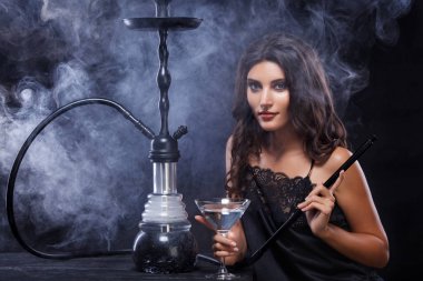 Genç, güzel kadın gece kulübü veya barda bir nargile ya da nargile duman. Sigara zevk. Seksi duman.