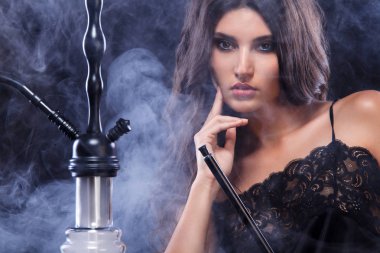 Genç, güzel kadın gece kulübü veya barda bir nargile ya da nargile duman. Sigara zevk. Seksi duman.