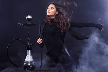 Genç, güzel kadın gece kulübü veya barda bir nargile ya da nargile duman. Sigara zevk. Seksi duman.