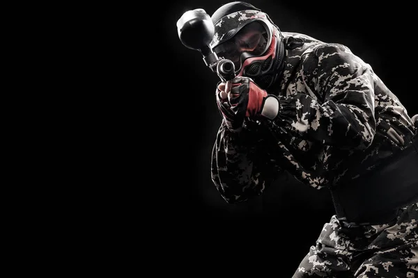 Βαριά οπλισμένοι μασκοφόροι στρατιώτη που απομονώνονται σε μαύρο φόντο. Χρώμα μπάλα και laser tag παιχνίδια αθλητισμού. — Φωτογραφία Αρχείου