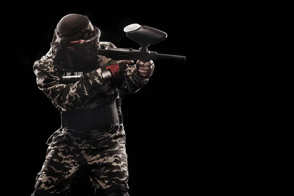 Tungt beväpnade maskerade soldaten isolerad på svart bakgrund. Måla bollen och laser tag Sportspel. — Stockfoto