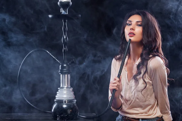 Ung, vacker kvinna i nattklubben eller baren röka en vattenpipa eller shisha. Nöjet att röka. Sexig rök. — Stockfoto