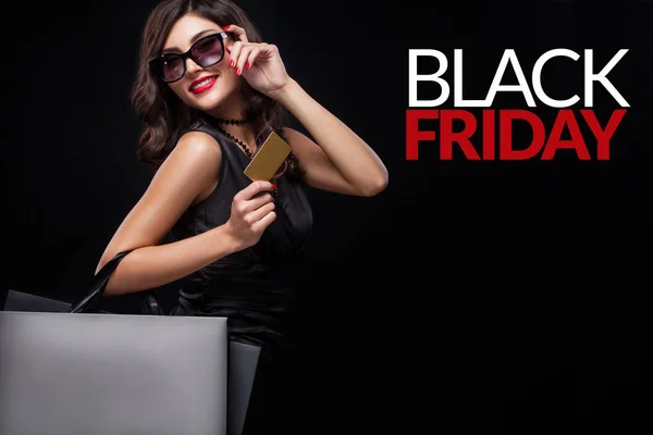 Gri çanta koyu arka plan üzerinde siyah Cuma tatil tutan alışveriş kadın