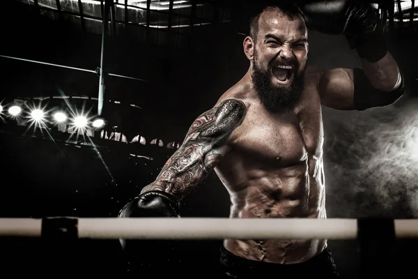 Sportsman muay thai boxer lutando no ringue de boxe. Fundo com luzes e fumaça. Espaço Copiar. Conceito de desporto . — Fotografia de Stock