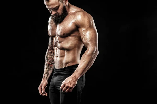 Knappe fit man poseren dragen in jeans met tatoeage. Sport en fashion concept geïsoleerd op zwarte achtergrond. — Stockfoto