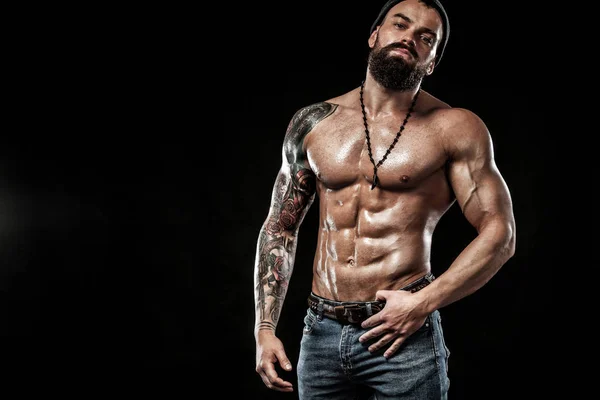 Bodybuilder poseren. Mooie sportieve vent mannelijke kracht. Fitness gespierde man. Ter plaatse concept met kopie ruimte — Stockfoto