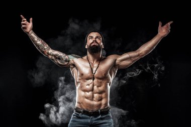 Vücut geliştirmeci poz. Güzel sportif adam erkek güç. Fitness adam kaslı. Nokta kavramı