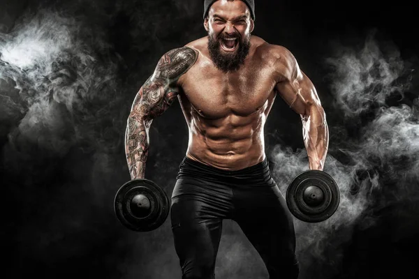 Musclé jeune fitness sport homme séance d'entraînement avec haltère dans la salle de fitness — Photo