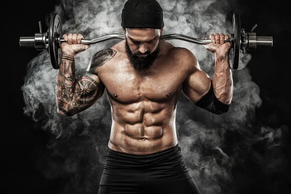 Muscular jovem fitness esportes homem treino com barra no ginásio de fitness — Fotografia de Stock