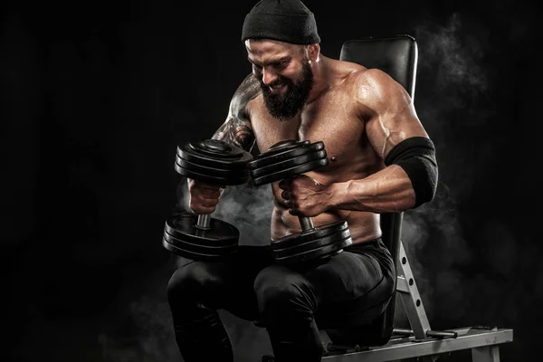 Muscular jovem fitness esportes homem treino com barra no ginásio de fitness — Fotografia de Stock