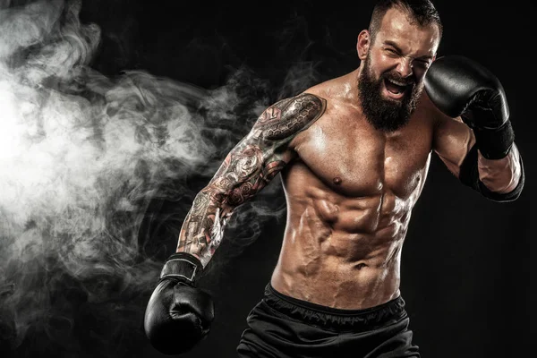 Sporcu muay Taylandlı boksör duman siyah zemin üzerine mücadele. Uzay kopyalayın. Spor kavramı.