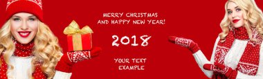 Noel kutusu hediye kopya alanı ile kırmızı arka plan ile Beautyful sarışın mutlu kadın. Noel ve yeni yıl poster.