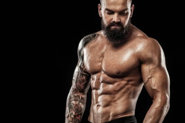 Dövme ile kot giyiyor poz uygun yakışıklı. Siyah arka plan üzerine izole spor ve moda kavramı.