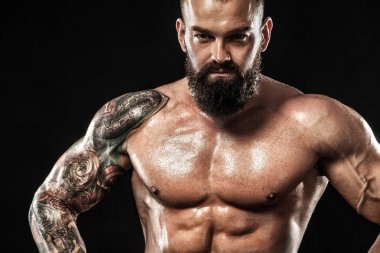 Portre dövme ile uygun adam portresi. Siyah arka plan üzerine izole kavramı spor ve fitness.