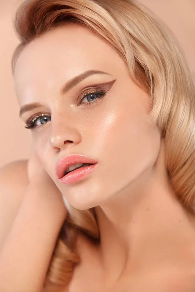 Retrato de cerca de una hermosa joven con la piel limpia y fresca. Maquillaje desnudo. Tratamiento facial. Concepto de cosmetología, belleza y spa  . — Foto de Stock