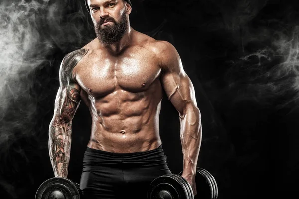 Muskulös ung fitness sport man träning med hantel i gym — Stockfoto