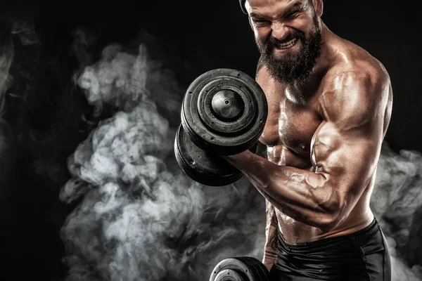 Muscular jovem fitness esportes homem treino com haltere no ginásio de fitness — Fotografia de Stock