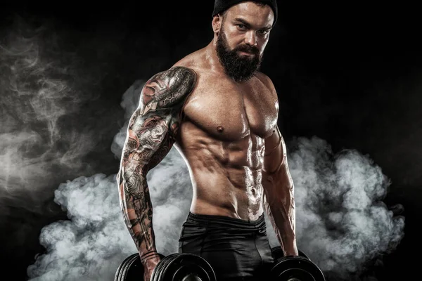 Muscular jovem fitness esportes homem treino com haltere no ginásio de fitness — Fotografia de Stock