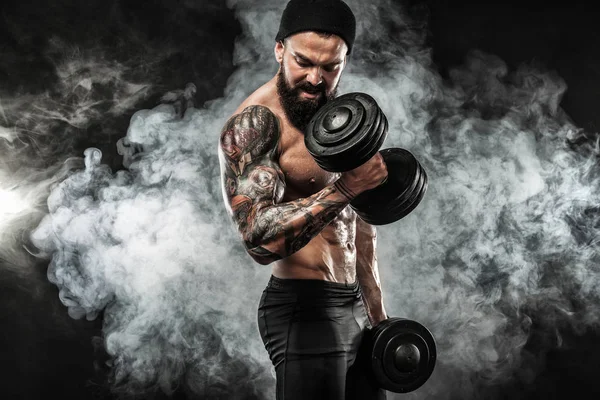 Muscular jovem fitness esportes homem treino com haltere no ginásio de fitness — Fotografia de Stock