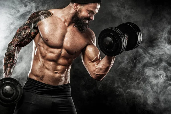 Musclé jeune fitness sport homme séance d'entraînement avec haltère dans la salle de fitness — Photo