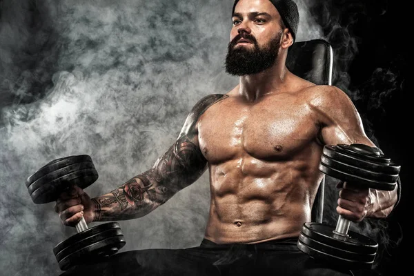 Muscle unga fitness sport man träning med skivstång i gymmet — Stockfoto