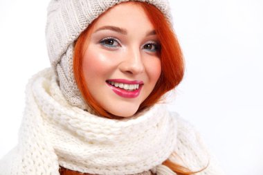 Beyaz arka plan kopya alanı ile beautyful Kızıl saçlı mutlu kadın portresi. Noel ve yeni yıl kavramı.
