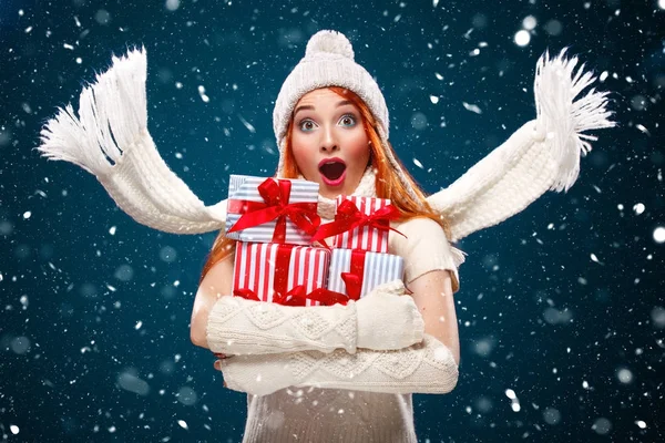 De vakantie van Kerstmis en Nieuwjaar. Verrast vrouw met geschenkdozen op de achtergrond van de winter met sneeuw in zwarte vrijdag. Verkoop poster met kopie ruimte. — Stockfoto