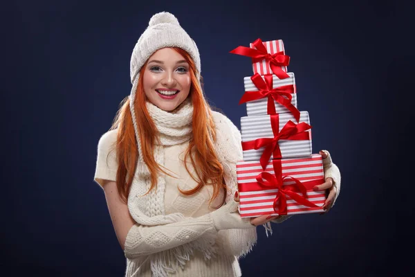 De vakantie van Kerstmis en Nieuwjaar. Gelukkige vrouw met geschenkdozen op winter achtergrond van zwarte vrijdag. Handelsbemiddeling in Kerstaffiche met kopie ruimte. — Stockfoto