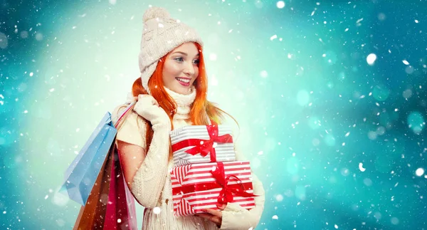 Mulher de compras segurando sacos de cor e caixa de presente no fundo do inverno com neve na sexta-feira preta, Natal e feriados de Ano Novo. Cartaz de venda com espaço de cópia . — Fotografia de Stock