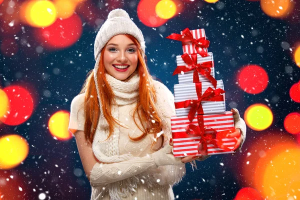 De vakantie van Kerstmis en Nieuwjaar. Gelukkige vrouw met geschenkdozen op de achtergrond van de winter met sneeuw en lichten in zwarte vrijdag. Verkoop poster met kopie ruimte. — Stockfoto