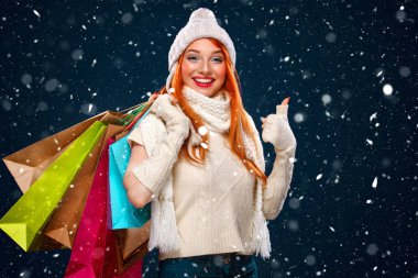 Noel ve yeni yıl tatilleri... Renk çanta tutan alışveriş kadın ve siyah Cuma kar kış zemin üzerine. Satılık poster kopya alanı ile. Yaşasın.