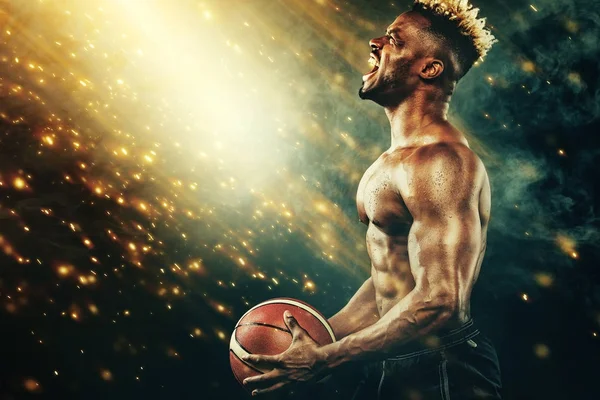 Papel de parede de basquete. Retrato de desportista afro-americano, jogador de basquetebol com uma bola sobre fundo preto. Ajuste jovem em sportswear segurando bola . — Fotografia de Stock