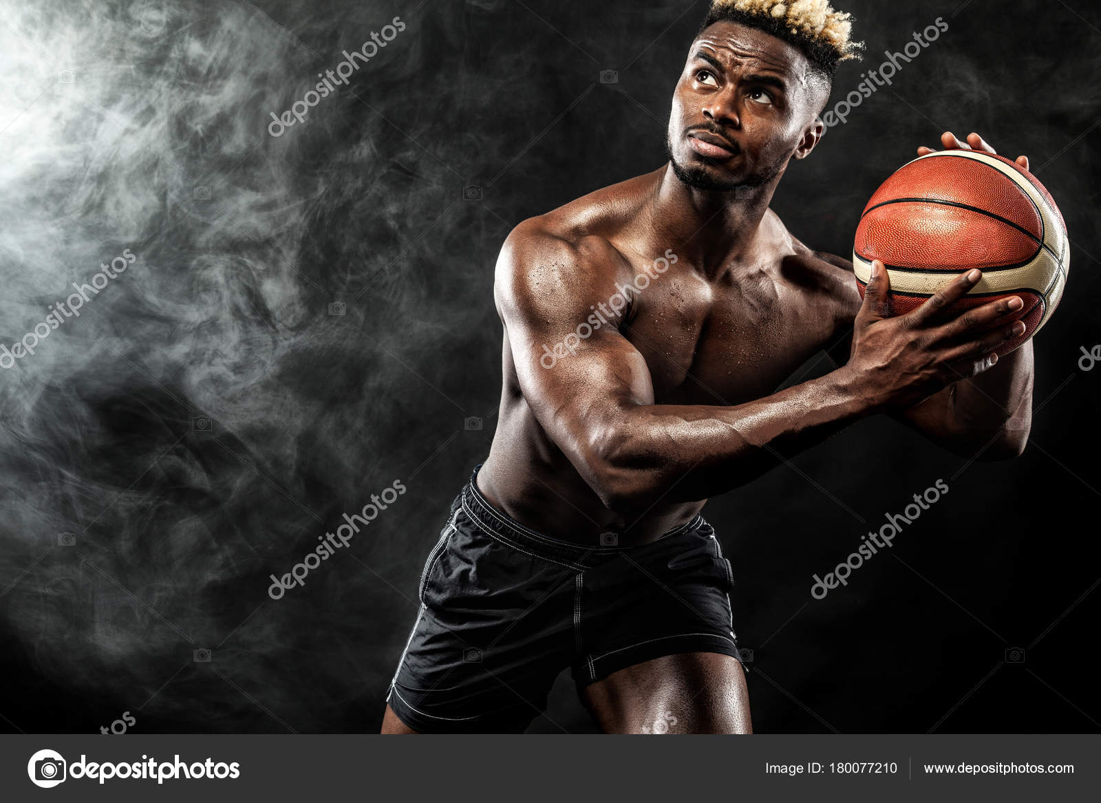 Afro homem segurando uma bola de basquete, Foto Grátis