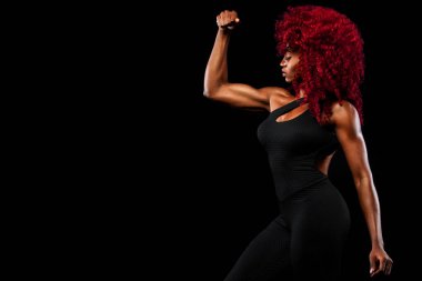Spor, fitness ve spor motivasyon giymiş siyah arka plan üzerinde güçlü bir atletik kadın. Spor kavramı kopya alanı ile.