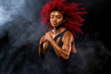 Spor, fitness ve spor motivasyon giymiş siyah arka plan üzerinde güçlü bir atletik kadın. Spor kavramı kopya alanı ile.