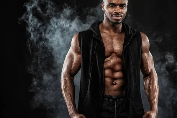 Muscular jovem homem de esportes fitness. Moda mens conceito . — Fotografia de Stock