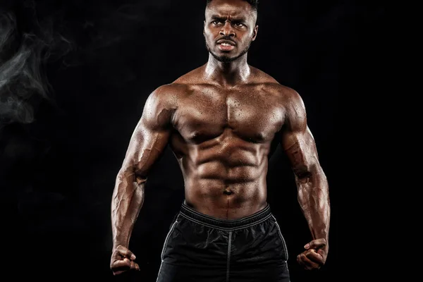 Muscular joven entrenamiento deportivo de fitness hombre con mancuerna en gimnasio de fitness —  Fotos de Stock