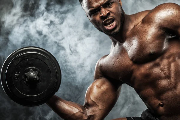 Muskulös ung fitness sport man träning med hantel i gym — Stockfoto