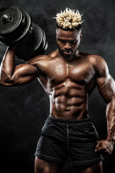 Muscular jovem fitness esportes homem treino com haltere no ginásio de fitness — Fotografia de Stock