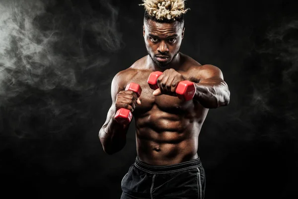Muscular joven entrenamiento deportivo de fitness hombre con mancuerna en gimnasio de fitness — Foto de Stock