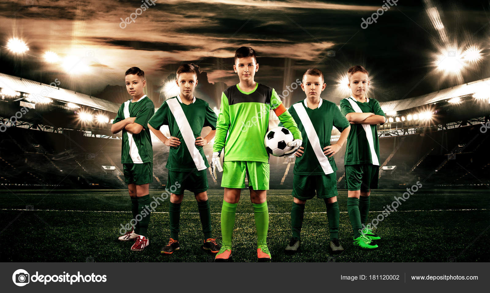 Niños campeones de Chicos en ropa deportiva de fútbol en