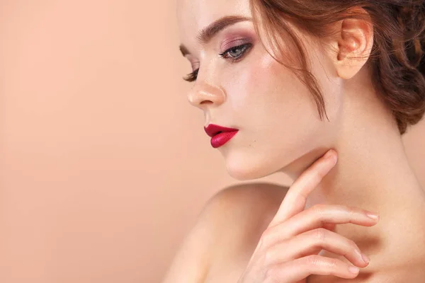 Retrato de cerca de una hermosa joven con la piel limpia y fresca. Maquillaje desnudo. Modelo mirando en copyspace. Concepto para anuncios de cosmetología, revista de belleza y spa . — Foto de Stock